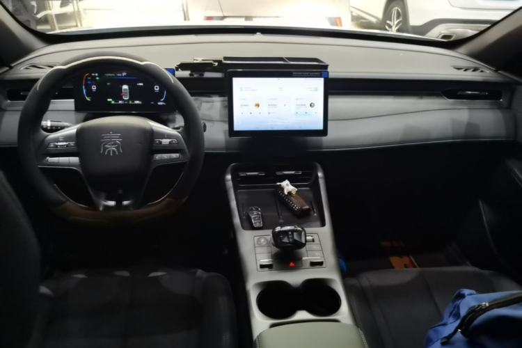 Used BYD Qin PLUS 2025 DM-i Smart Drive 55KM Leading Model Center Console