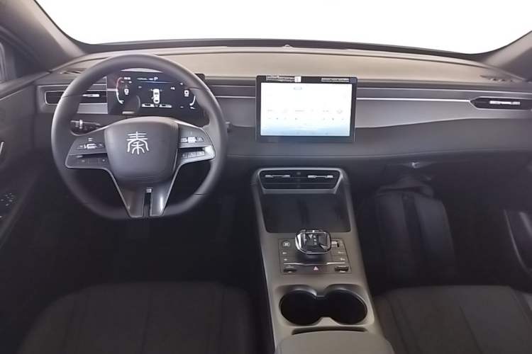 Used BYD Qin PLUS 2025 DM-i Smart Drive 55KM Leading Model Center Console
