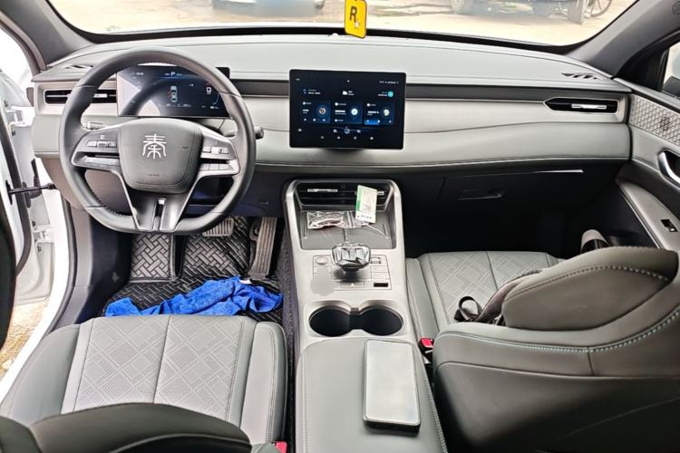 Used BYD Qin PLUS 2025 DM-i Smart Drive 55KM Leading Model Center Console