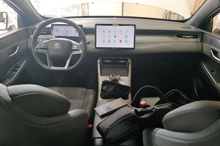 Used BYD Qin PLUS 2025 DM-i Smart Drive 120KM Superior Model Center Console