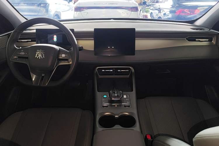 Used BYD Qin PLUS 2025 DM-i Smart Drive 55KM Leading Model Center Console