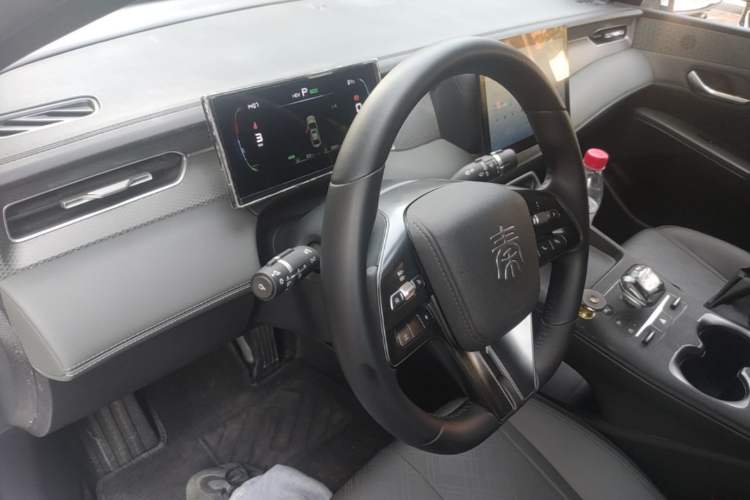 Used BYD Qin PLUS 2025 DM-i Smart Drive 55KM Leading Model Center Console