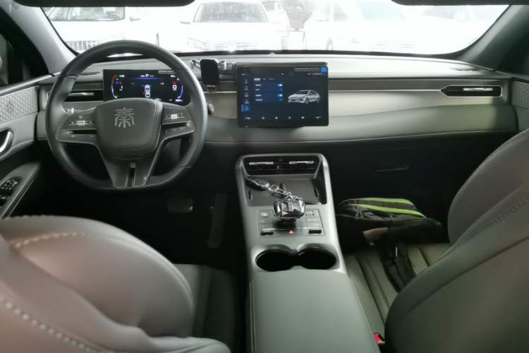 Used BYD Qin PLUS 2025 DM-i Smart Drive 55KM Leading Model Center Console