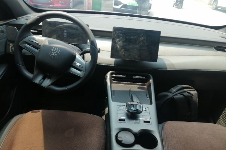 Used BYD Qin PLUS 2025 DM-i Smart Drive 55KM Leading Model Center Console