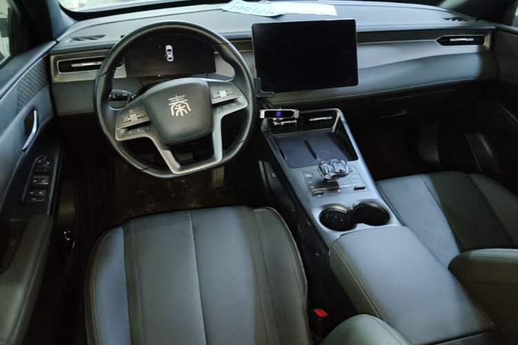 Used BYD Qin PLUS 2025 EV Smart Drive Edition 510KM Leading Model Center Console
