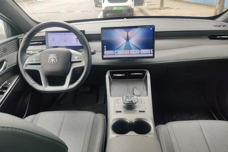 Used BYD Qin PLUS 2025 DM-i Smart Drive 120KM Superior Model Center Console