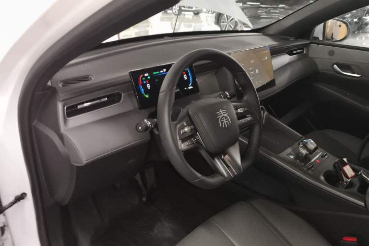 Used BYD Qin PLUS 2025 DM-i Smart Drive 55KM Leading Model Center Console