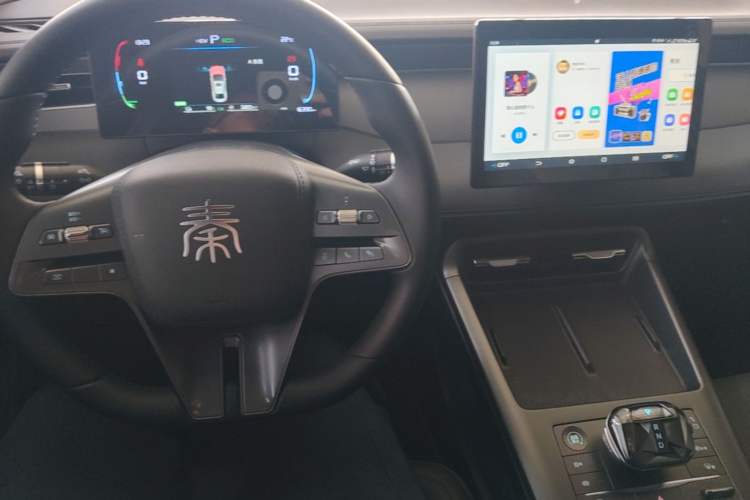 Used BYD Qin PLUS 2025 DM-i Smart Drive 55KM Leading Model Center Console