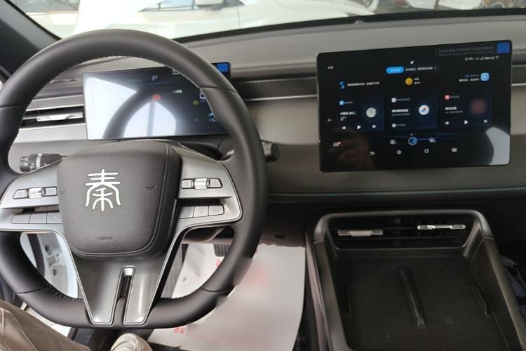 Used BYD Qin PLUS 2025 DM-i Smart Drive 55KM Leading Model Center Console