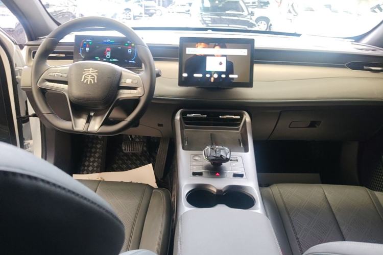Used BYD Qin PLUS 2025 DM-i Smart Drive 55KM Leading Model Center Console