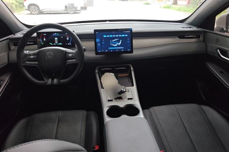 Used BYD Qin PLUS 2025 DM-i Smart Drive 55KM Leading Model Center Console