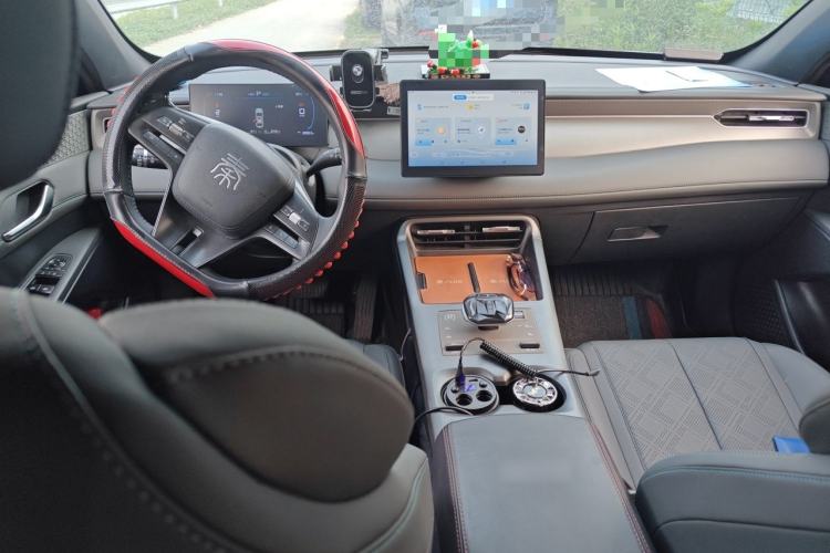 Used BYD Qin PLUS 2025 DM-i Smart Drive 55KM Beyond Model Center Console