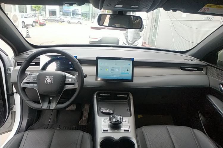 Used BYD Qin PLUS 2025 DM-i Smart Drive 55KM Leading Model Center Console