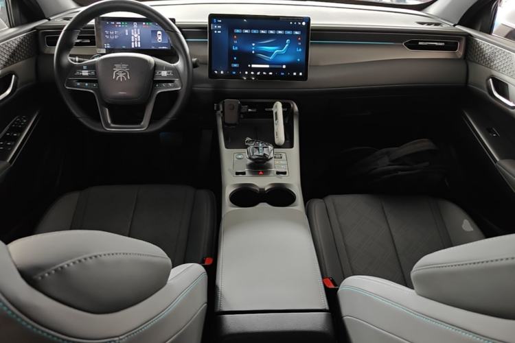 Used BYD Qin PLUS 2025 DM-i Smart Drive 120KM Superior Model Center Console
