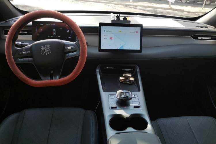 Used BYD Qin PLUS 2025 DM-i Smart Drive 55KM Leading Model Center Console
