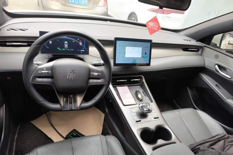 Used BYD Qin PLUS 2025 DM-i Smart Drive 55KM Leading Model Center Console
