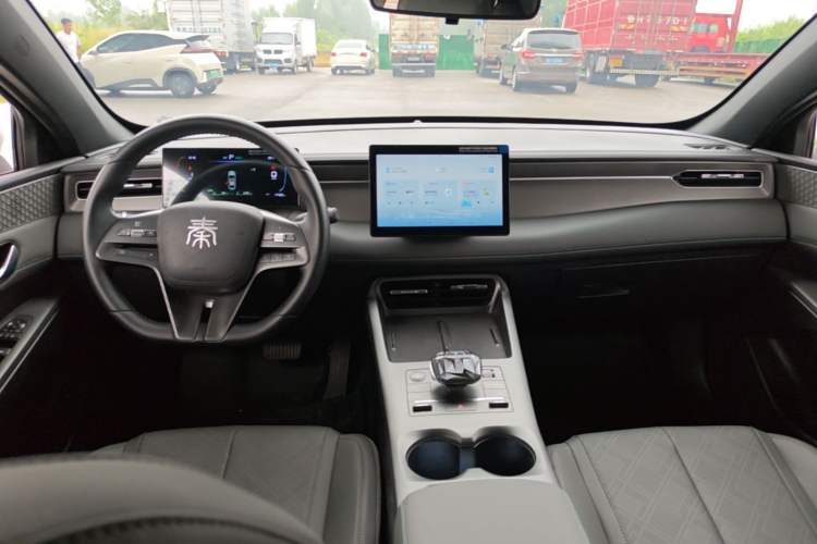 Used BYD Qin PLUS 2025 DM-i Smart Drive 55KM Leading Model Center Console