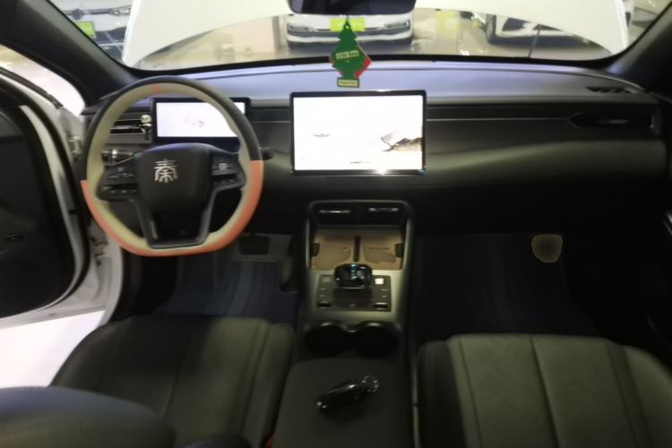 Used BYD Qin PLUS 2025 DM-i Smart Drive 55KM Beyond Model Center Console