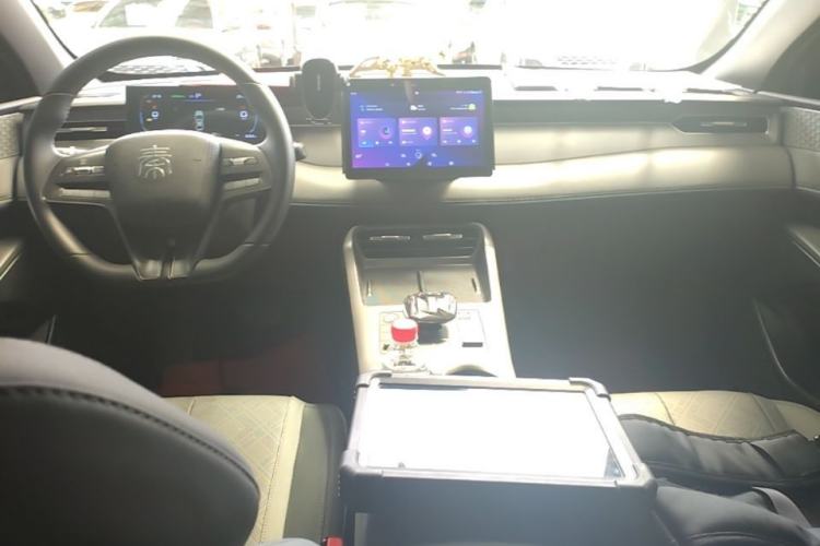 Used BYD Qin PLUS 2025 DM-i Smart Drive 55KM Leading Model Center Console