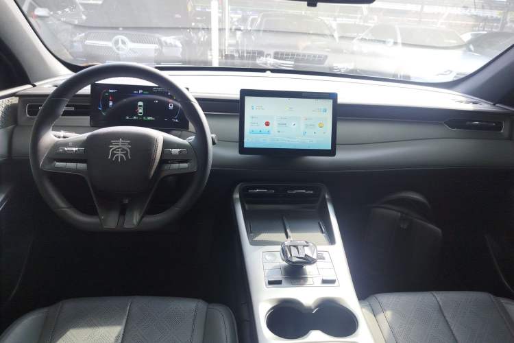 Used BYD Qin PLUS 2025 DM-i Smart Drive 55KM Leading Model Center Console
