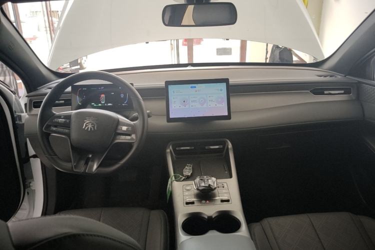 Used BYD Qin PLUS 2025 DM-i Smart Drive 55KM Leading Model Center Console