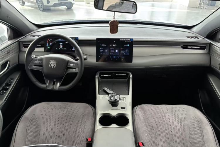 Used BYD Qin PLUS 2025 DM-i Smart Drive 55KM Leading Model Center Console