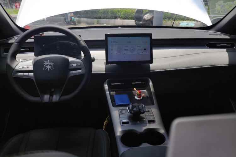 Used BYD Qin PLUS 2025 DM-i Smart Drive 55KM Leading Model Center Console