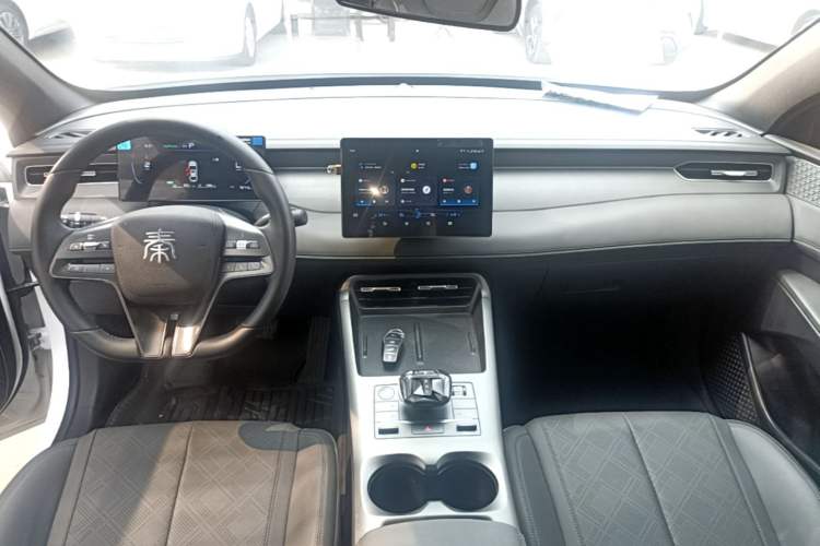 Used BYD Qin PLUS 2025 DM-i Smart Drive 55KM Leading Model Center Console