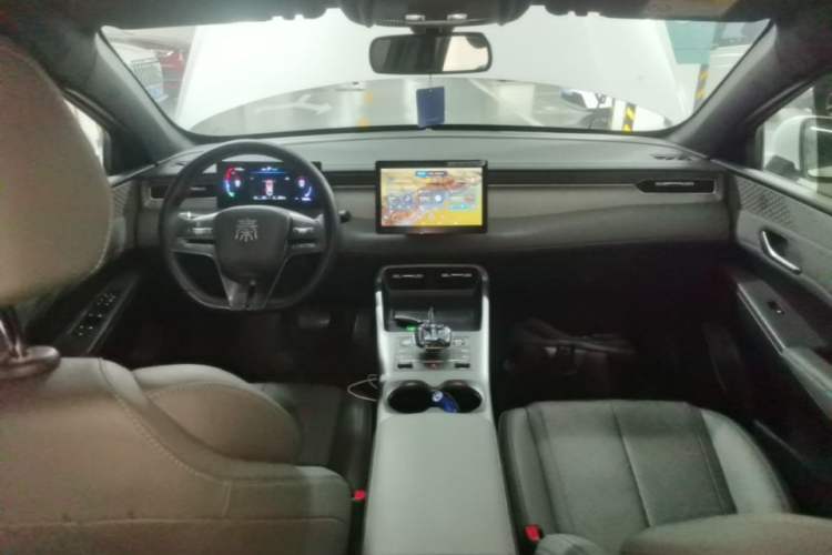 Used BYD Qin PLUS 2025 DM-i Smart Drive 55KM Leading Model Center Console