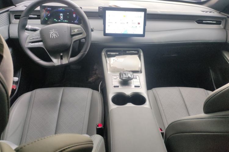 Used BYD Qin PLUS 2025 DM-i Smart Drive 55KM Leading Model Center Console