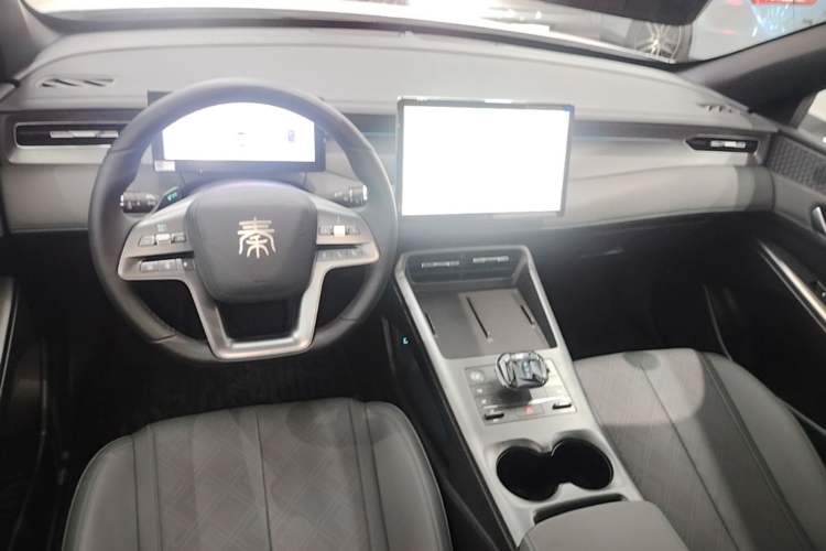 Used BYD Qin PLUS 2025 DM-i Smart Drive 120KM Superior Model Center Console