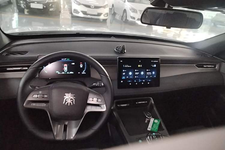 Used BYD Qin PLUS 2025 DM-i Smart Drive 55KM Leading Model Center Console