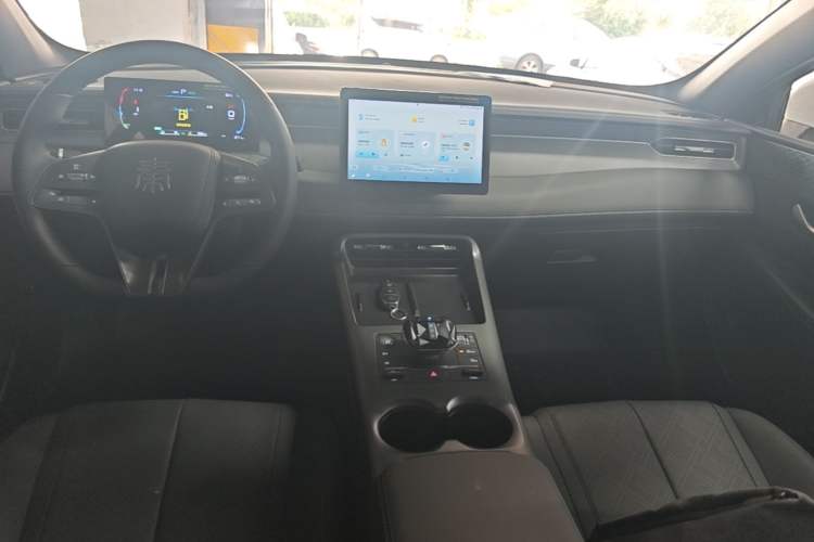 Used BYD Qin PLUS 2025 DM-i Smart Drive 55KM Leading Model Center Console