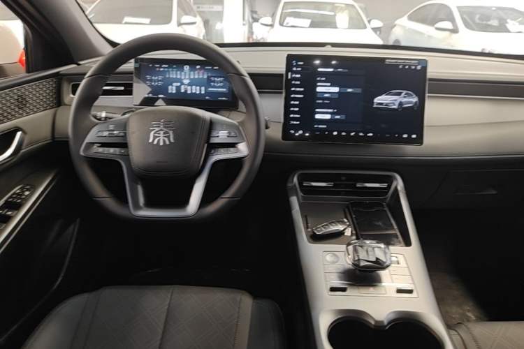 Used BYD Qin PLUS 2025 EV Smart Drive Edition 510KM Leading Model Center Console
