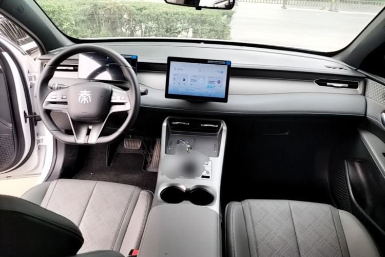 Used BYD Qin PLUS 2025 DM-i Smart Drive 55KM Leading Model Center Console