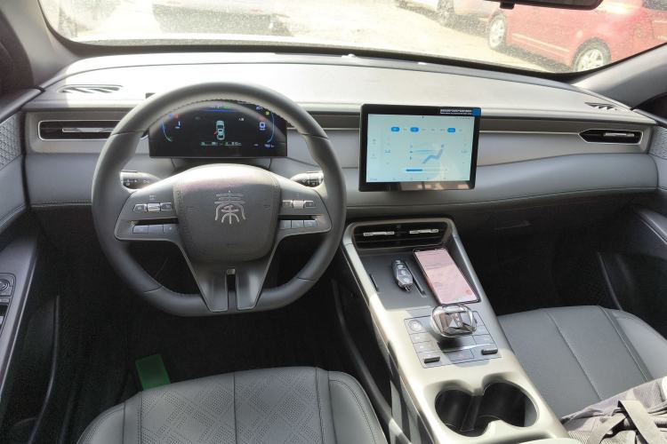 Used BYD Qin PLUS 2025 DM-i Smart Drive 55KM Leading Model Center Console