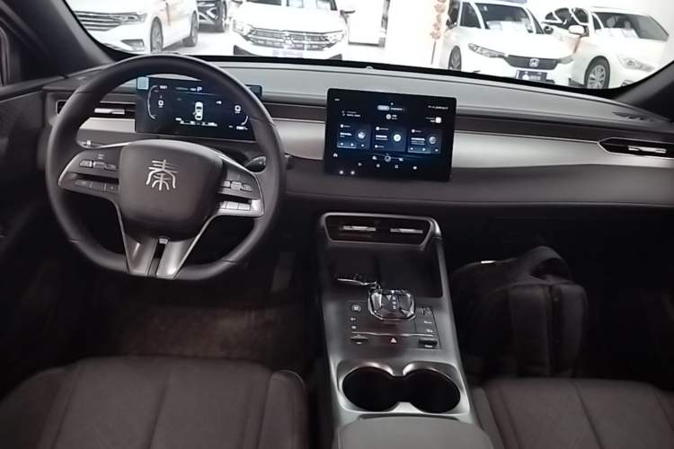 Used BYD Qin PLUS 2025 DM-i Smart Drive 55KM Leading Model Center Console