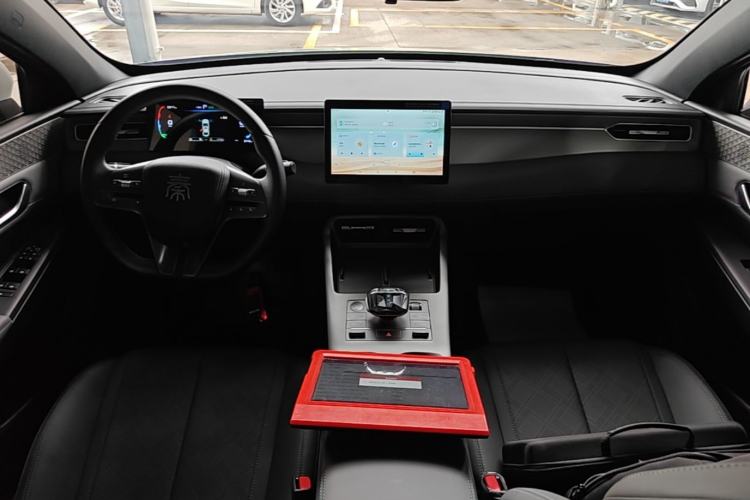 Used BYD Qin PLUS 2025 DM-i Smart Drive 55KM Leading Model Center Console