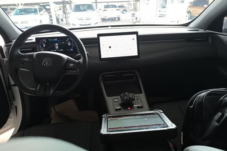 Used BYD Qin PLUS 2025 DM-i Smart Drive 55KM Leading Model Center Console
