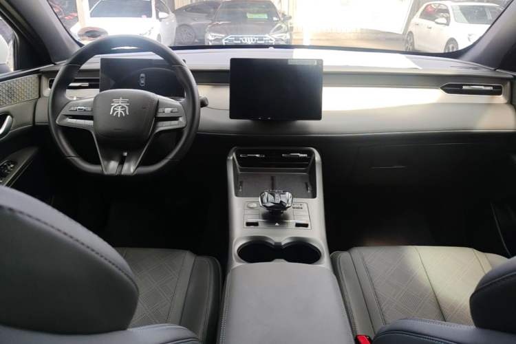 Used BYD Qin PLUS 2025 DM-i Smart Drive 55KM Leading Model Center Console