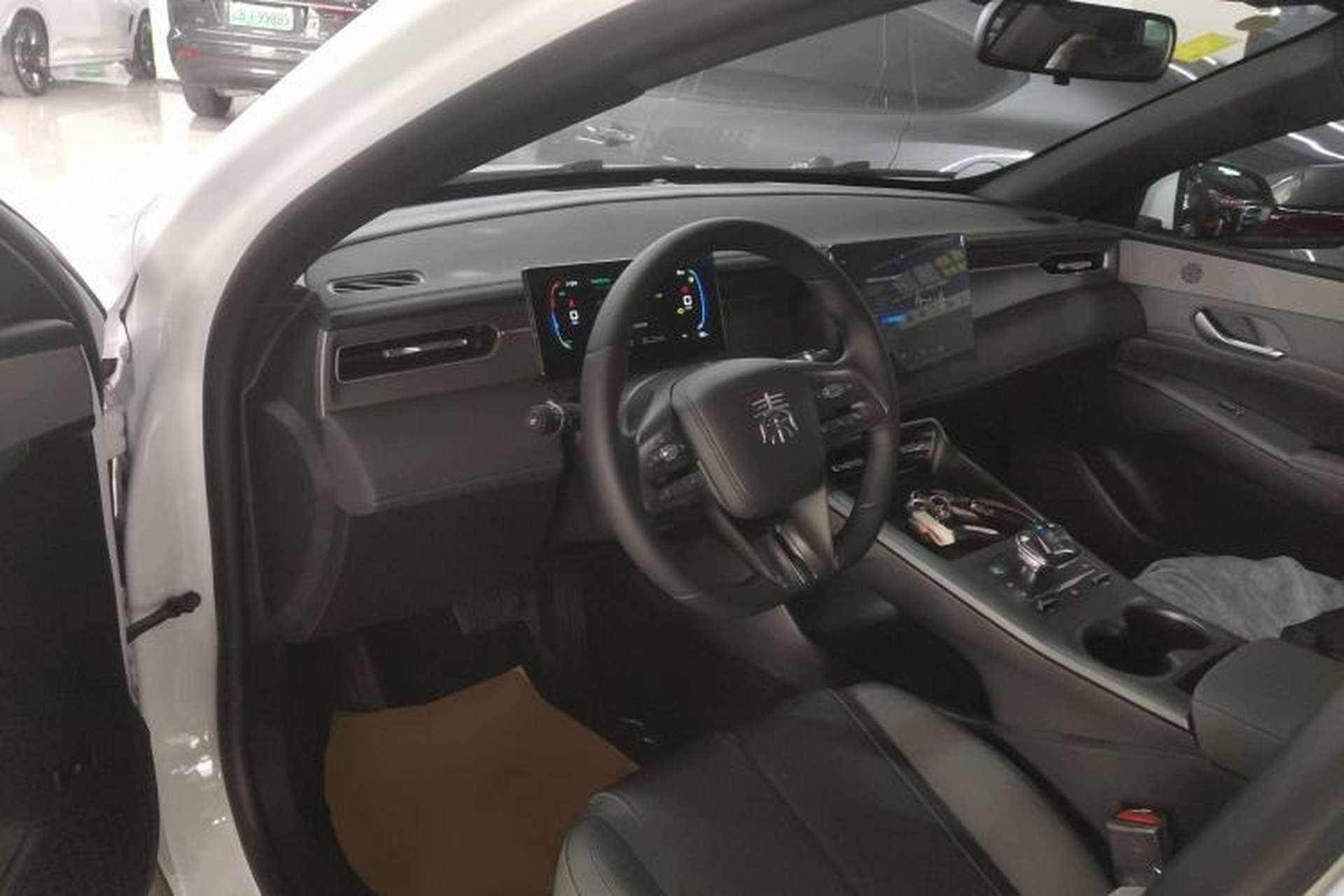 Used BYD Qin PLUS 2025 DM-i Smart Drive 55KM Leading Model Center Console