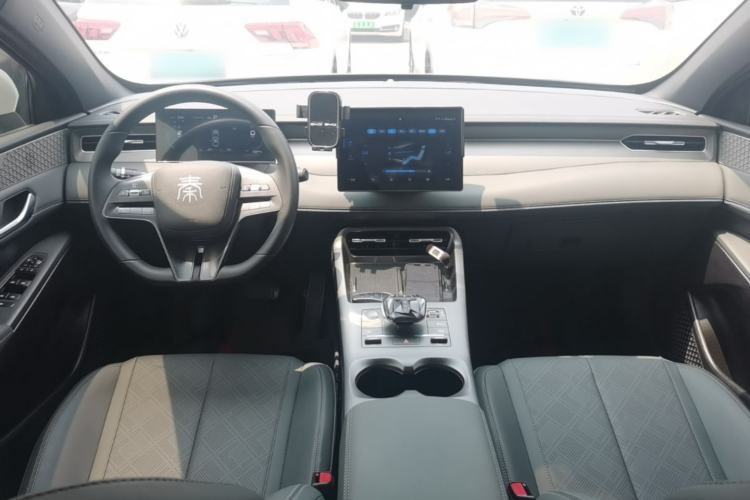 Used BYD Qin PLUS 2025 DM-i Smart Drive 55KM Leading Model Center Console