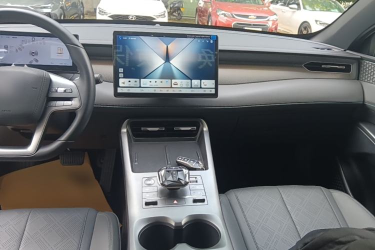 Used BYD Qin PLUS 2025 DM-i Smart Drive 120KM Superior Model Center Console