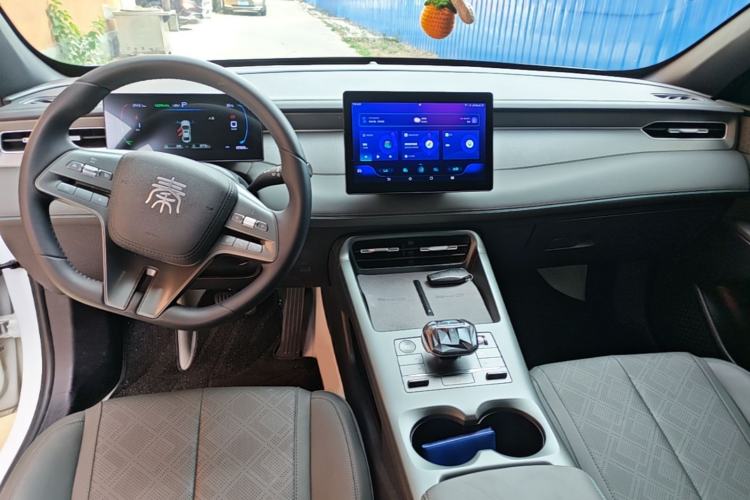 Used BYD Qin PLUS 2025 DM-i Smart Drive 55KM Leading Model Center Console