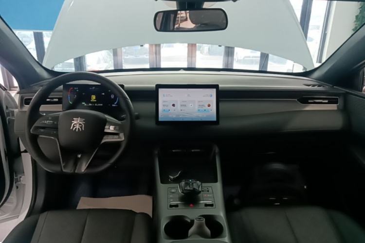 Used BYD Qin PLUS 2025 DM-i Smart Drive 55KM Leading Model Center Console