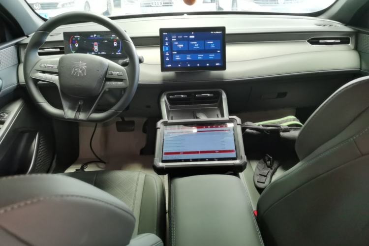 Used BYD Qin PLUS 2025 DM-i Smart Drive 55KM Leading Model Center Console