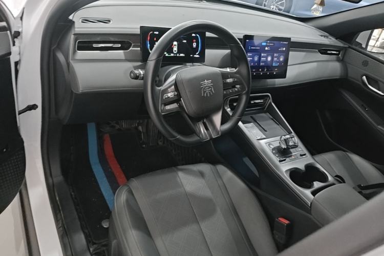 Used BYD Qin PLUS 2025 DM-i Smart Drive 55KM Leading Model Center Console