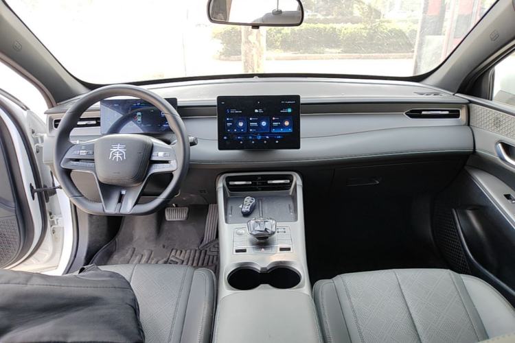 Used BYD Qin PLUS 2025 DM-i Smart Drive 55KM Leading Model Center Console