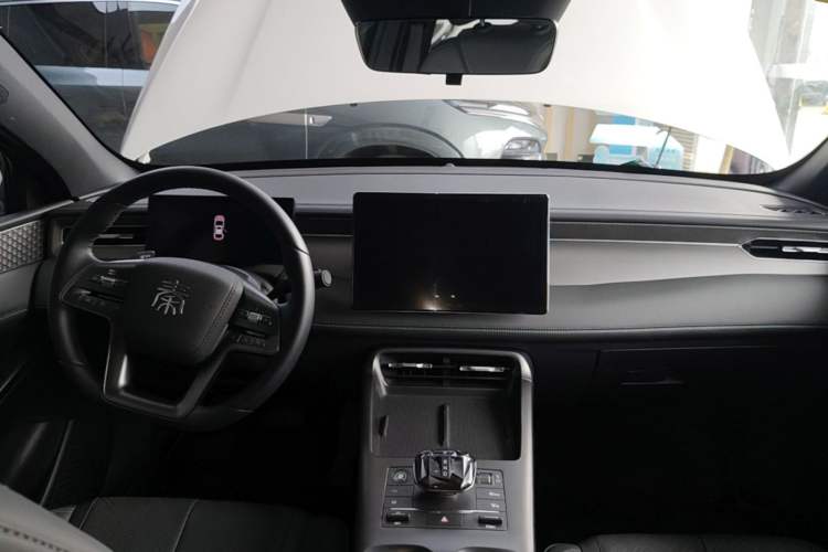 Used BYD Qin PLUS 2025 DM-i Smart Drive 55KM Beyond Model Center Console