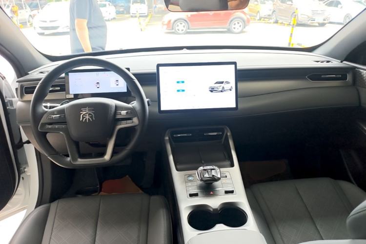 Used BYD Qin PLUS 2025 DM-i Smart Drive 120KM Superior Model Center Console